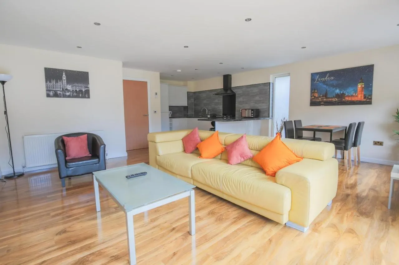 Stylish Modern Newly Built Apartment 15 Min From City Centre Edinburgh