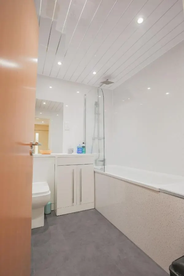 Stylish Modern Newly Built Apartment 15 Min From City Centre Edinburgh